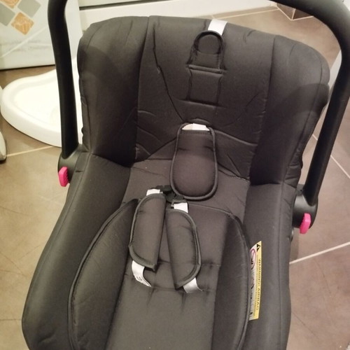 Baby car seat for newborn in excellent condition