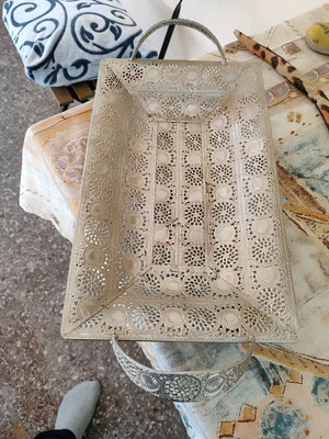 Decorative plate like new with embroidery in very good condition