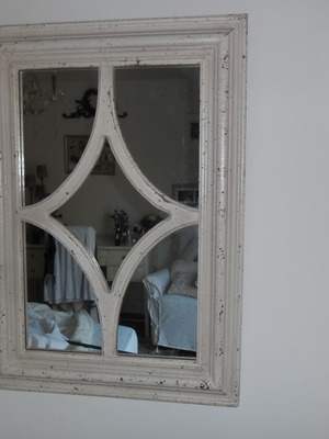 Καθρέφτης ξύλινος εκρού σε επεξεργασία αντίκας σαν καινούργιος