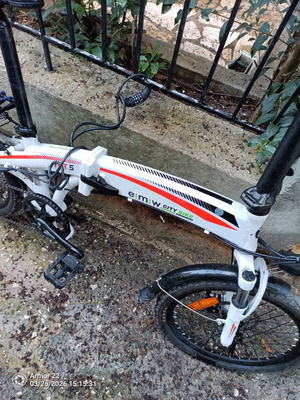 Folding electric city bike like new with disc brakes and front suspension