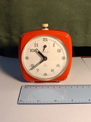 Peter analog table clock used