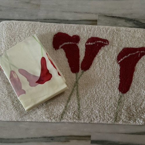 Bathroom set with red lilies design, like new