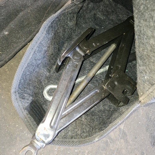 Hyundai Getz spare wheel crank used 03-08 mod with case