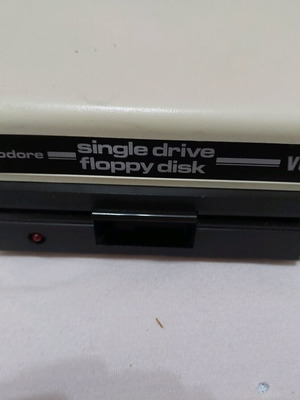 Commodore 1541 drive like new with 2 floppy disks