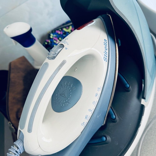 Stirella steam iron like new