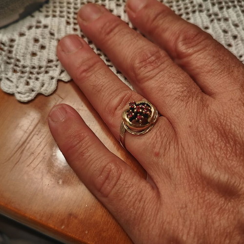 Gold ring with burgundy stones used, vintage flower design, size 44