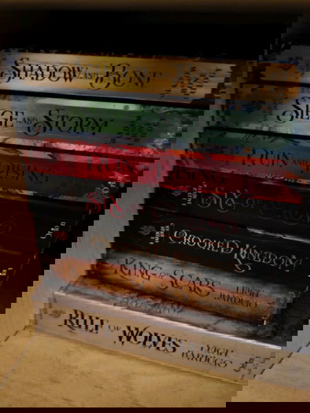 Τα βιβλία της σειράς shadow and bone