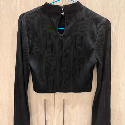 Crop top black with embossed texture and bell sleeves like new Shein, size M