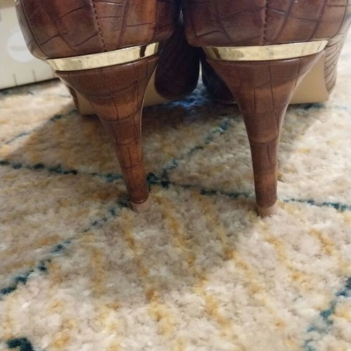 Voi Noi brown pumps like new, size 38 with gold detail