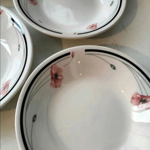 Johnson Brothers salad bowl and 4 sauce dishes set like new