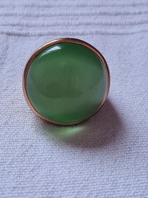 Faux rings with green stone, like new, diameter 18 mm