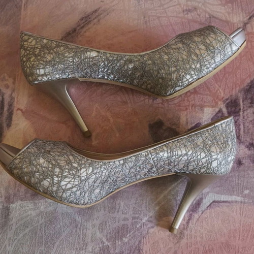 Leather peep toe pumps silver like new, size 40