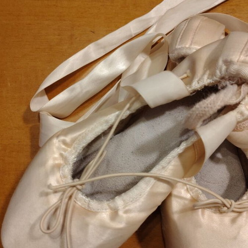 Bloch ballet pointe shoes used, size 6, with wear and missing one ribbon