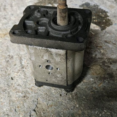 Hydraulic pump for tractor like new