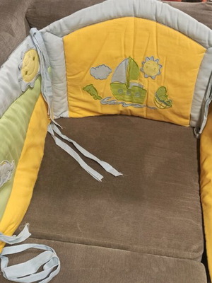 Baby crib set like new complete with bumper and quilt