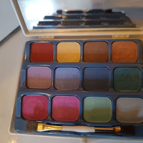 Christine eyeshadow palette like new