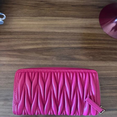 Women's fuchsia wallet like new with zipper and quilted design