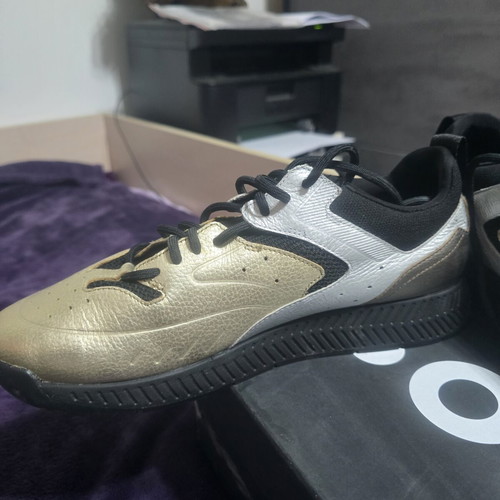 Boss sneakers size 43, gold