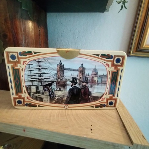 Vintage metal tea tin Royal Victorian Blend Tea, like new