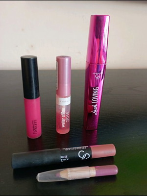 Cosmetics pack with new mascara