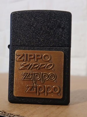 Zippo 362 αντιανεμικός αναπτήρας Black Crackle με χρυσό έμβλημα