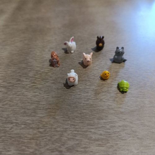 Small farm animal figures like new, set of 4 miniatures
