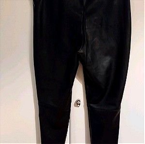 Γυναικείο παντελόνι δερματινη σε μαύρο χρώμα.