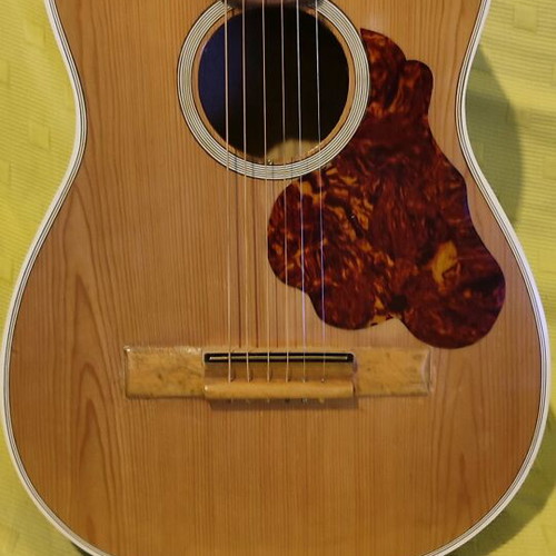 Greek guitar like new with strong sweet echo and case