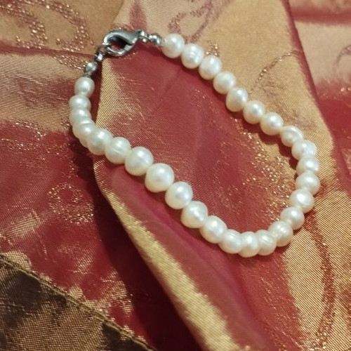 Classic bracelet with white natural freshwater pearls