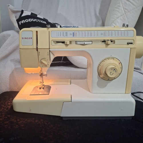 Singer vintage sewing machine used, works normally