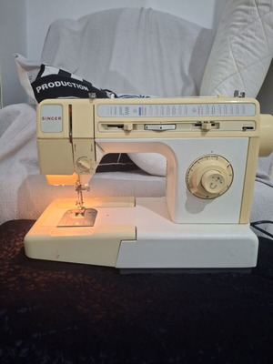 Singer vintage sewing machine used, works normally