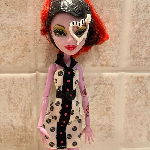 Monster High Skulltimate Roller Maze Operetta doll like new with helmet