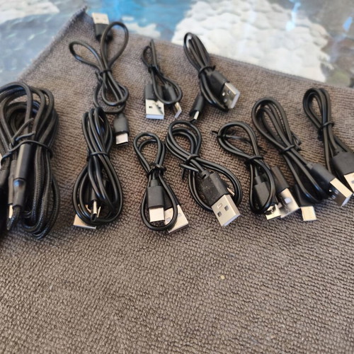 10 καλώδια φόρτισης USB Type-C και ένα τριπλό καλώδιο