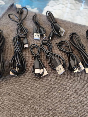 10 καλώδια φόρτισης USB Type-C και ένα τριπλό καλώδιο