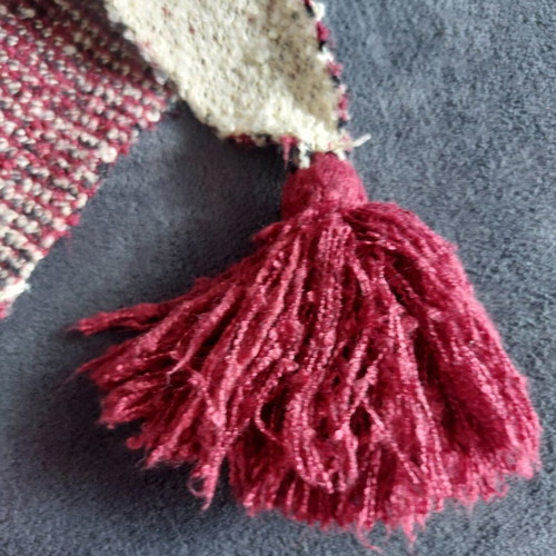 Doca triangular scarf used, beige and red