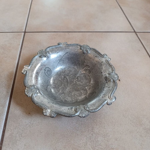 Vintage decorative platters set of 2, like new, embossed designs