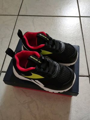 Reebok kids sports shoes new, size 21, black