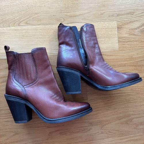 Women's leather cowboy boots brown new, size 37