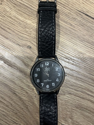 Q&Q Quartz watch like new with black leather strap