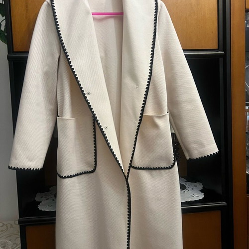 Women's off-white coat like new with belt and pockets