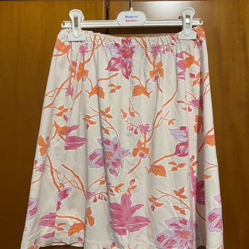 Women's floral skirt in pink and orange shades with elastic waist