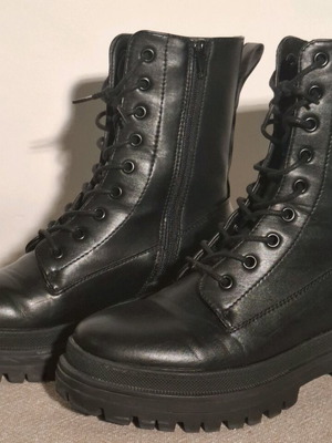 About You boots like new, black faux leather with laces and zipper