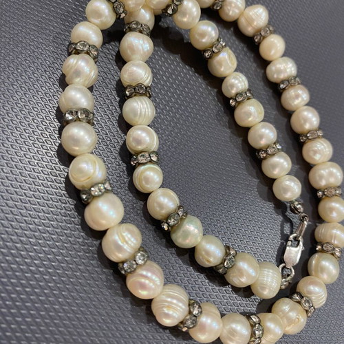 Pearl necklace used with freshwater pearls and silver elements