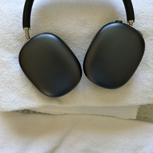 AirPods Max like new headphones without scratches or dents