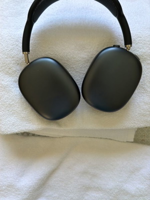 AirPods Max like new headphones without scratches or dents