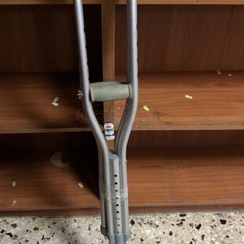 Crutches like new, comfortable and stable for rehabilitation