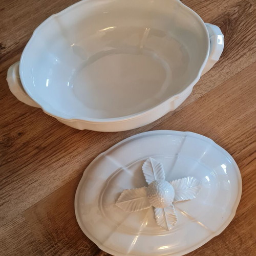 Villeroy & Boch Soup Tureen like new, off-white porcelain, oval