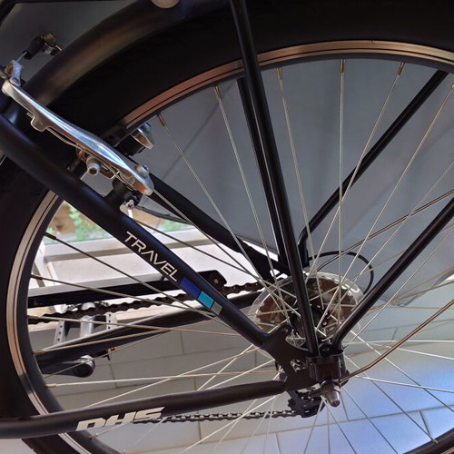 City bike almost like new, 27 inch wheels, front suspension, 15 speeds
