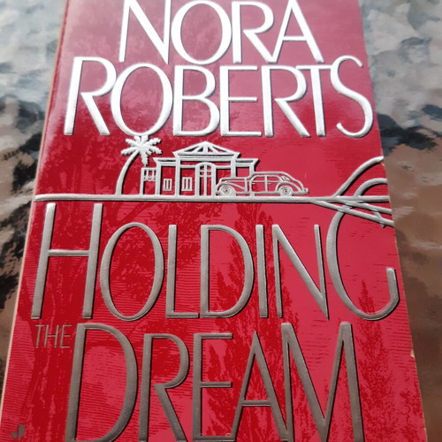 Holding Dream Nora Roberts like new