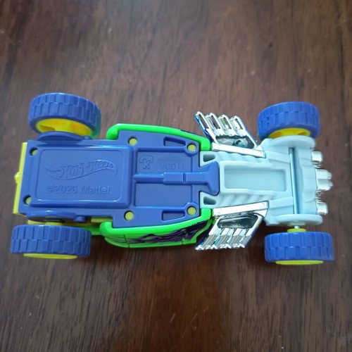 Hot Wheels large toy cars, set of 2